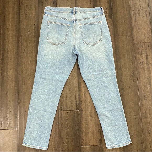 GAP- Mid Rise Best Girlfriend Jeans - Picture 5 of 10